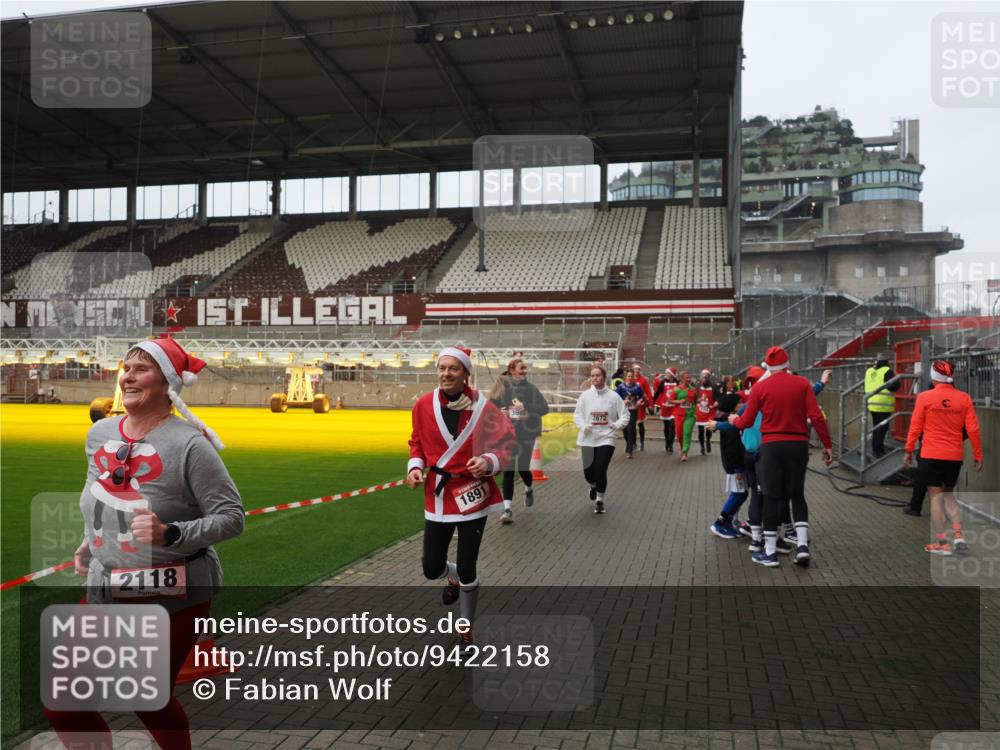 07.12.2025 - St. Pauli X-Mass-Run No. 15 Fabian Wolf http://msf.ph/oto/9422158 07.12.2025 11:50:10 Ziel 1890, 2118, 2203, 2210, 2848, 2872, 2877, 3660, 3697, 3778, 4184 meine-sportfotos.de