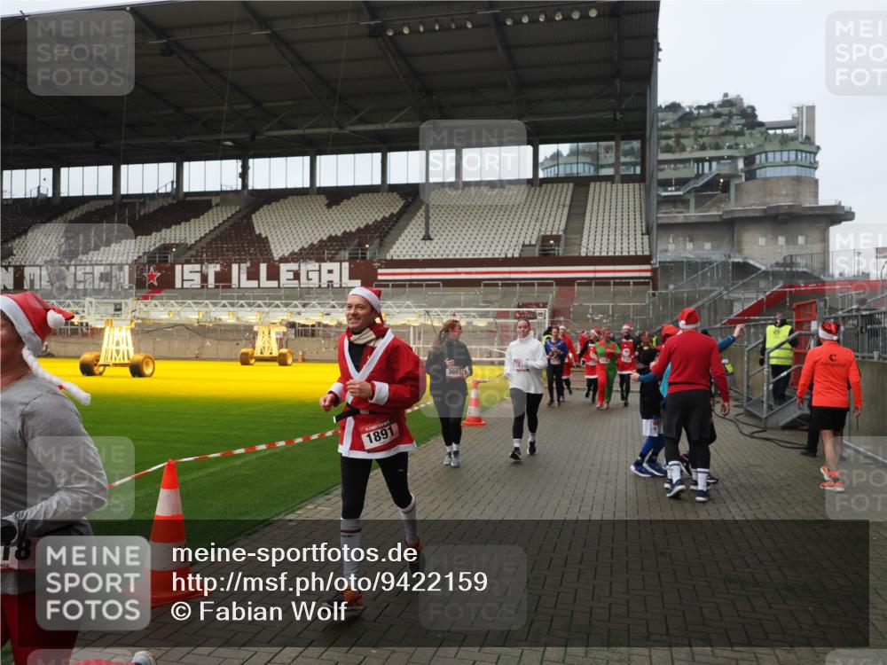 07.12.2025 - St. Pauli X-Mass-Run No. 15 Fabian Wolf http://msf.ph/oto/9422159 07.12.2025 11:50:10 Ziel 1890, 2118, 2203, 2210, 2848, 2872, 2877, 3660, 3697, 3778, 4184 meine-sportfotos.de