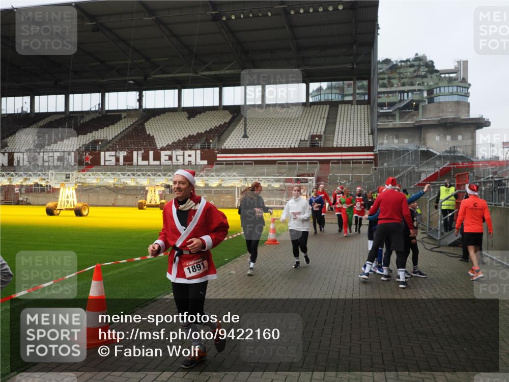 07.12.2025 - St. Pauli X-Mass-Run No. 15 Fabian Wolf http://msf.ph/oto/9422160 07.12.2025 11:50:11 Ziel 1890, 2118, 2203, 2210, 2848, 2872, 2877, 3660, 3697, 3778, 4184 meine-sportfotos.de