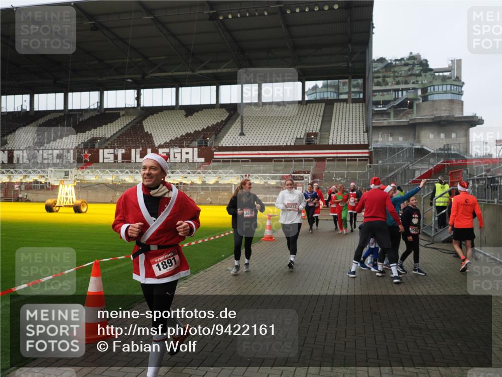 07.12.2025 - St. Pauli X-Mass-Run No. 15 Fabian Wolf http://msf.ph/oto/9422161 07.12.2025 11:50:11 Ziel 1890, 2118, 2203, 2210, 2848, 2872, 2877, 3660, 3697, 3778, 4184 meine-sportfotos.de