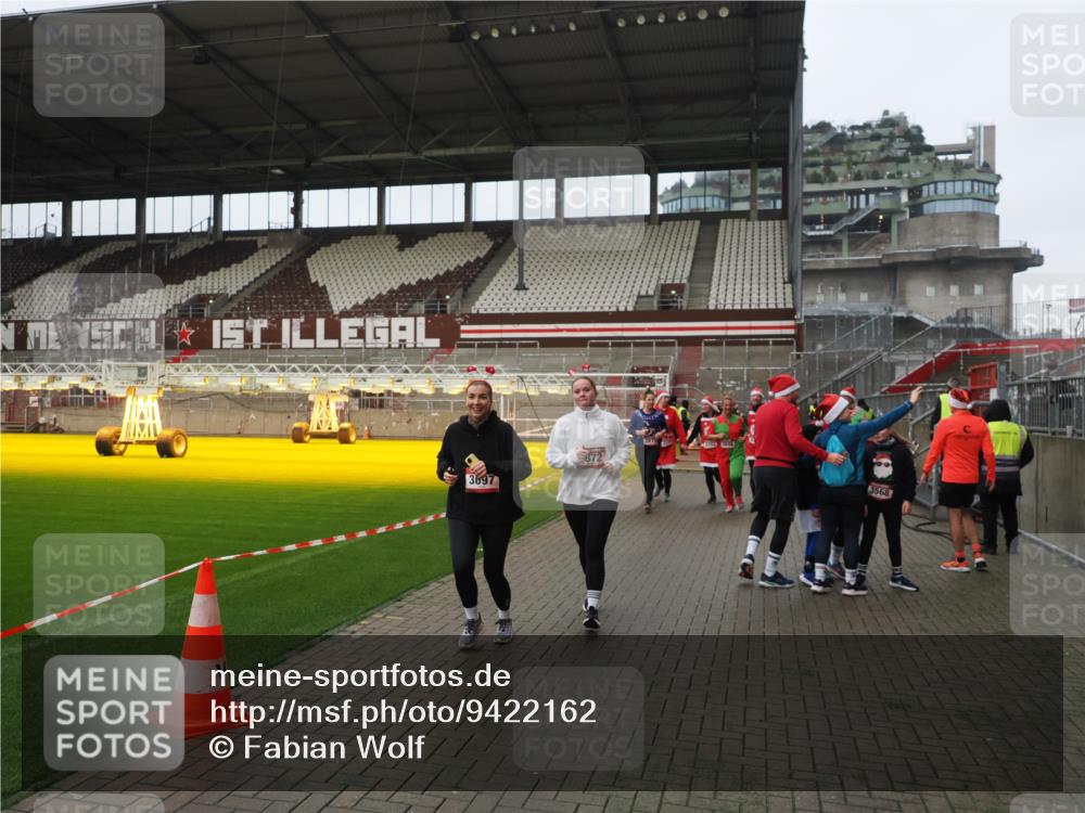 07.12.2025 - St. Pauli X-Mass-Run No. 15 Fabian Wolf http://msf.ph/oto/9422162 07.12.2025 11:50:12 Ziel 1890, 2118, 2203, 2210, 2848, 2872, 2877, 3660, 3697, 3778, 4184 meine-sportfotos.de