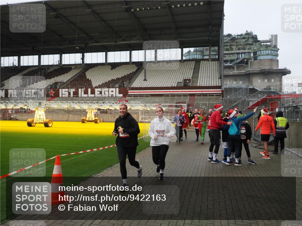 07.12.2025 - St. Pauli X-Mass-Run No. 15 Fabian Wolf http://msf.ph/oto/9422163 07.12.2025 11:50:12 Ziel 1890, 2118, 2203, 2210, 2848, 2872, 2877, 3660, 3697, 3778, 4184 meine-sportfotos.de