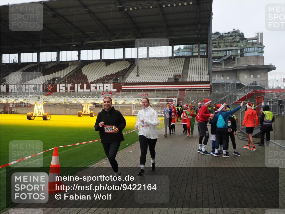 07.12.2025 - St. Pauli X-Mass-Run No. 15 Fabian Wolf http://msf.ph/oto/9422164 07.12.2025 11:50:12 Ziel 1890, 2118, 2203, 2210, 2848, 2872, 2877, 3660, 3697, 3778, 4184 meine-sportfotos.de