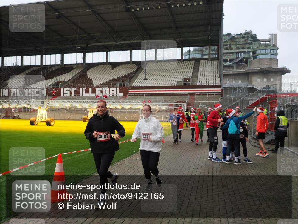 07.12.2025 - St. Pauli X-Mass-Run No. 15 Fabian Wolf http://msf.ph/oto/9422165 07.12.2025 11:50:12 Ziel 1890, 2118, 2203, 2210, 2848, 2872, 2877, 3660, 3697, 3778, 4184 meine-sportfotos.de