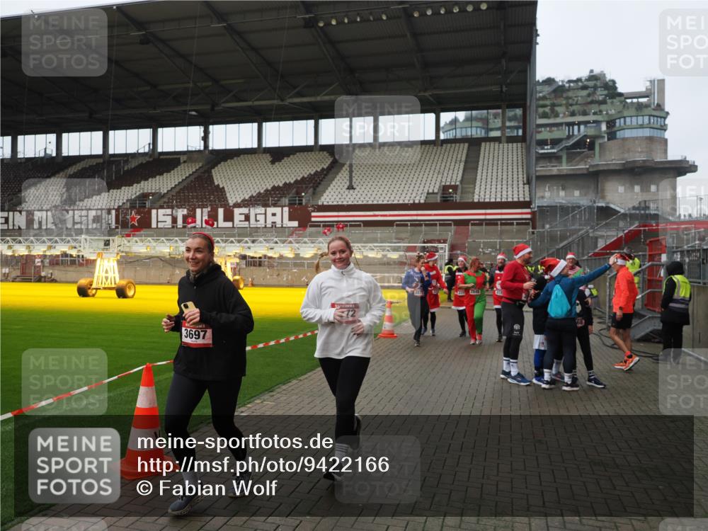 07.12.2025 - St. Pauli X-Mass-Run No. 15 Fabian Wolf http://msf.ph/oto/9422166 07.12.2025 11:50:12 Ziel 1890, 2118, 2203, 2210, 2848, 2872, 2877, 3660, 3697, 3778, 4184 meine-sportfotos.de