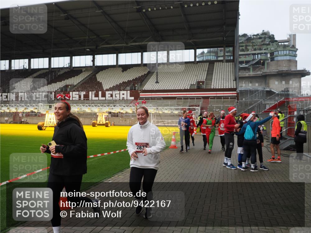 07.12.2025 - St. Pauli X-Mass-Run No. 15 Fabian Wolf http://msf.ph/oto/9422167 07.12.2025 11:50:13 Ziel 1890, 2118, 2203, 2210, 2848, 2872, 2877, 3660, 3697, 3778, 4184 meine-sportfotos.de