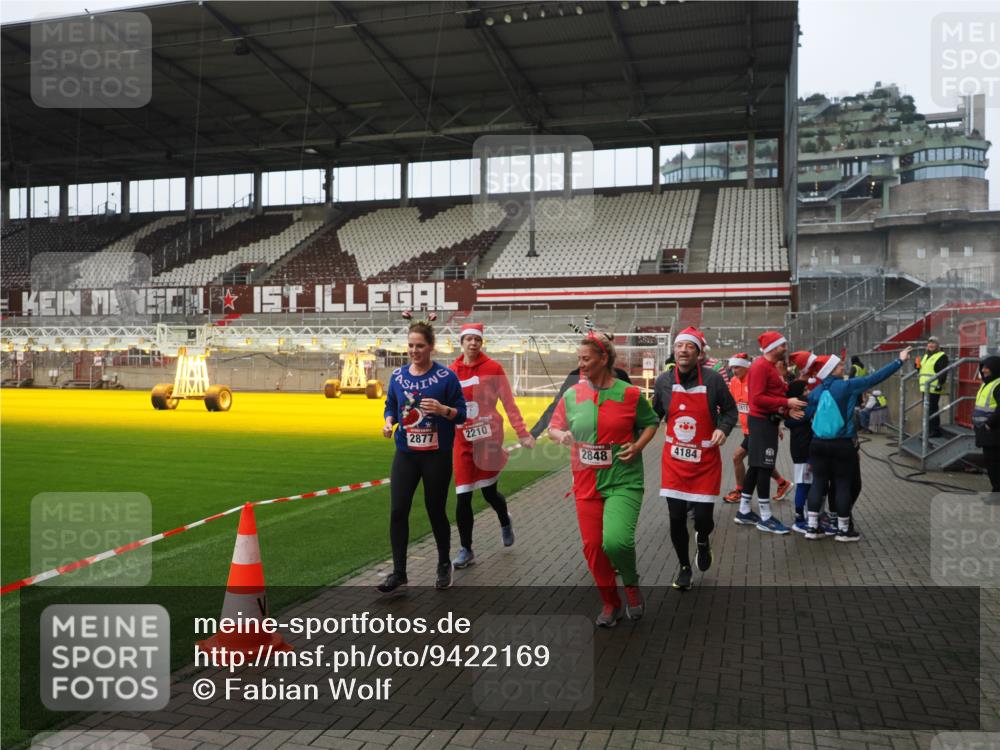 07.12.2025 - St. Pauli X-Mass-Run No. 15 Fabian Wolf http://msf.ph/oto/9422169 07.12.2025 11:50:15 Ziel 1890, 2118, 2203, 2210, 2784, 2785, 2793, 2848, 2872, 2877, 3660, 3697, 3778, 4184, 4428 meine-sportfotos.de