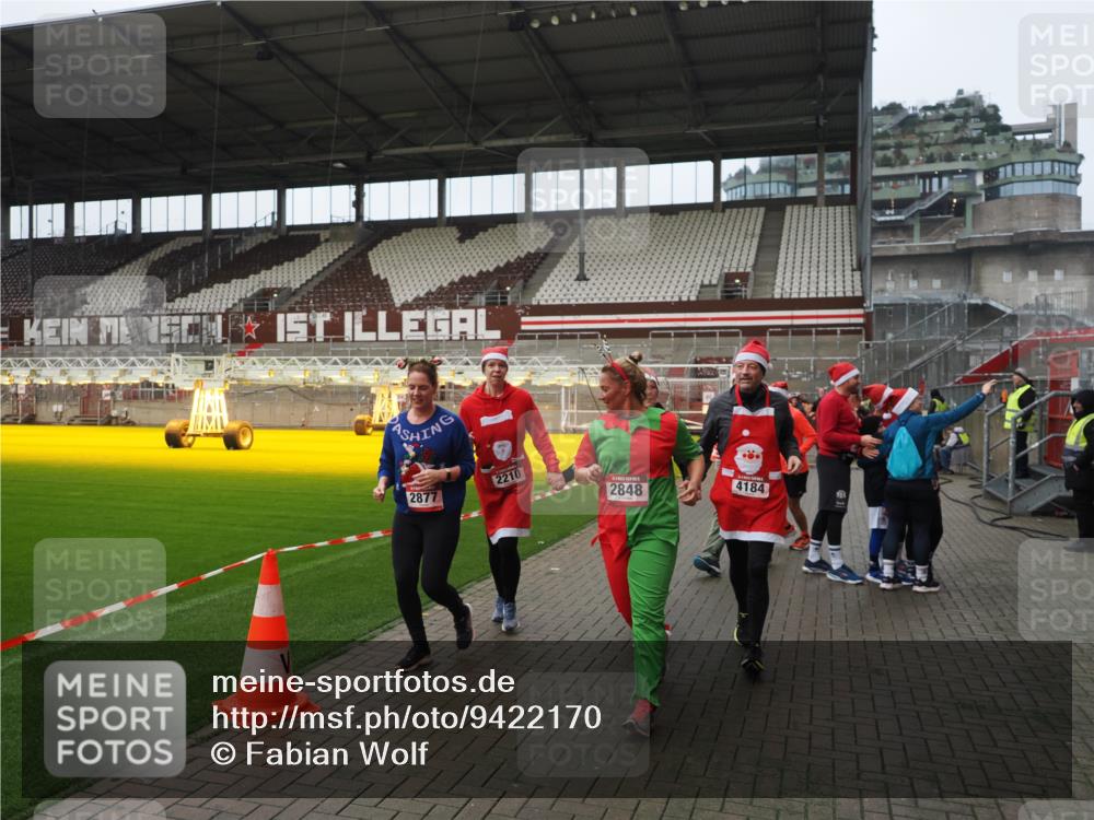 07.12.2025 - St. Pauli X-Mass-Run No. 15 Fabian Wolf http://msf.ph/oto/9422170 07.12.2025 11:50:16 Ziel 1890, 2118, 2203, 2210, 2784, 2785, 2793, 2848, 2872, 2877, 3697, 4184, 4428 meine-sportfotos.de