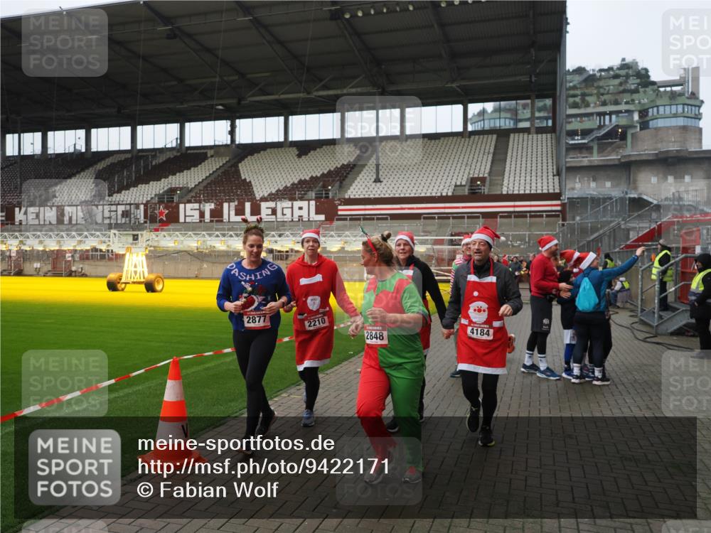 07.12.2025 - St. Pauli X-Mass-Run No. 15 Fabian Wolf http://msf.ph/oto/9422171 07.12.2025 11:50:16 Ziel 1890, 2118, 2203, 2210, 2784, 2785, 2793, 2848, 2872, 2877, 3697, 4184, 4428 meine-sportfotos.de