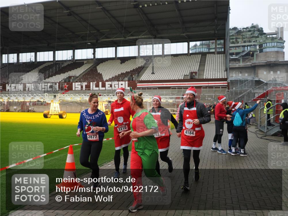 07.12.2025 - St. Pauli X-Mass-Run No. 15 Fabian Wolf http://msf.ph/oto/9422172 07.12.2025 11:50:16 Ziel 1890, 2118, 2203, 2210, 2784, 2785, 2793, 2848, 2872, 2877, 3697, 4184, 4428 meine-sportfotos.de