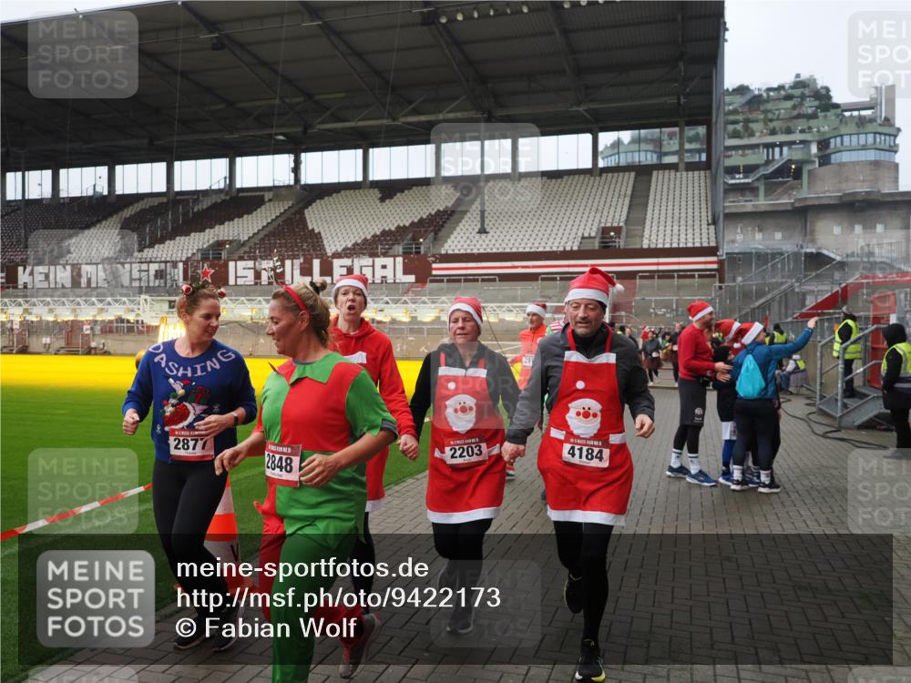 07.12.2025 - St. Pauli X-Mass-Run No. 15 Fabian Wolf http://msf.ph/oto/9422173 07.12.2025 11:50:16 Ziel 1890, 2118, 2203, 2210, 2784, 2785, 2793, 2848, 2872, 2877, 3697, 4184, 4428 meine-sportfotos.de