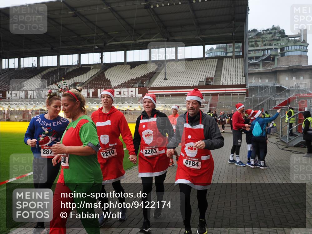 07.12.2025 - St. Pauli X-Mass-Run No. 15 Fabian Wolf http://msf.ph/oto/9422174 07.12.2025 11:50:17 Ziel 1890, 2118, 2203, 2210, 2784, 2785, 2793, 2848, 2872, 2877, 3697, 4184, 4428 meine-sportfotos.de