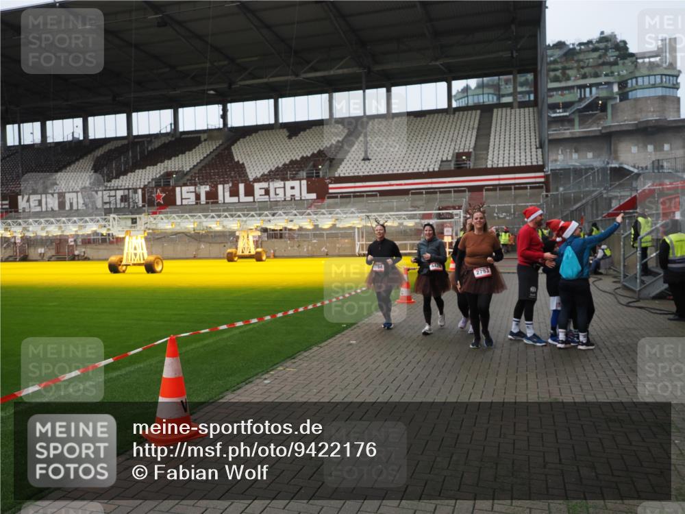 07.12.2025 - St. Pauli X-Mass-Run No. 15 Fabian Wolf http://msf.ph/oto/9422176 07.12.2025 11:50:22 Ziel 1890, 2203, 2210, 2784, 2785, 2793, 2848, 2872, 2877, 3697, 4184, 4428 meine-sportfotos.de