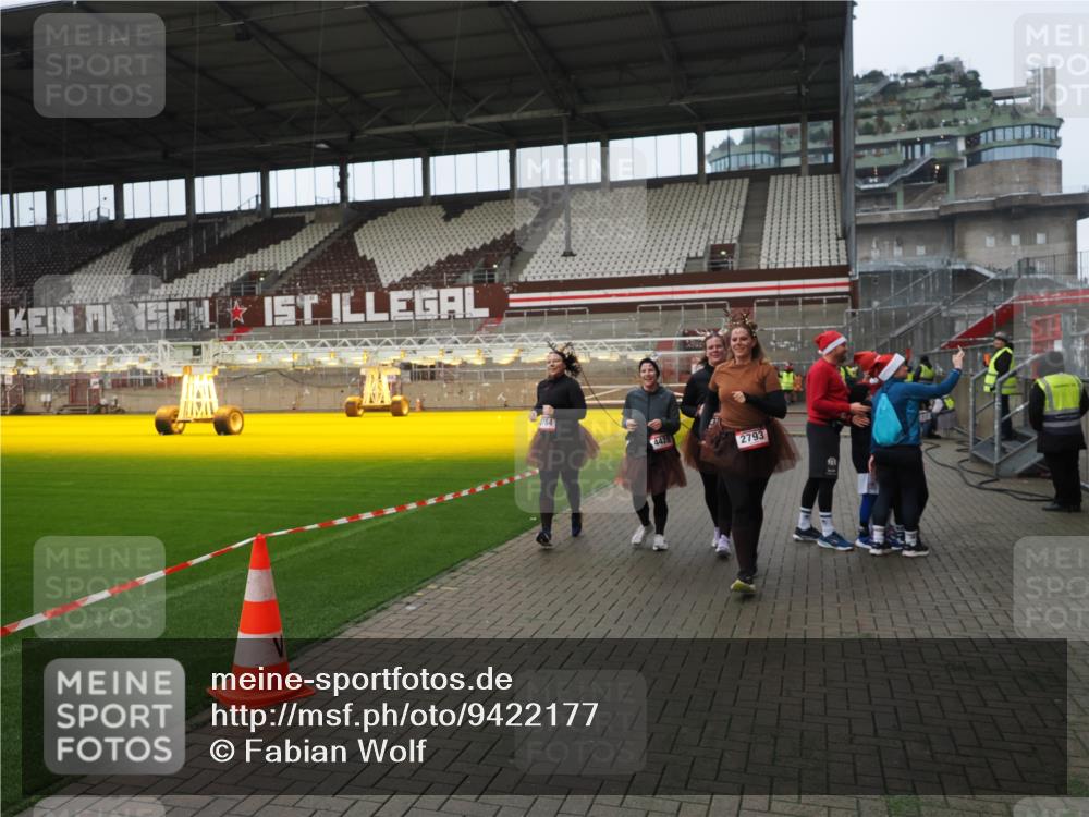 07.12.2025 - St. Pauli X-Mass-Run No. 15 Fabian Wolf http://msf.ph/oto/9422177 07.12.2025 11:50:23 Ziel 1890, 2203, 2210, 2784, 2785, 2793, 2848, 2872, 2877, 3697, 4184, 4428 meine-sportfotos.de