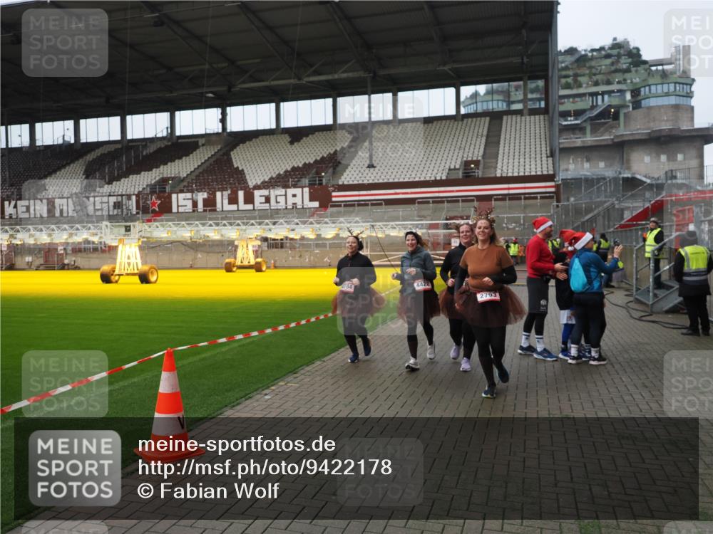 07.12.2025 - St. Pauli X-Mass-Run No. 15 Fabian Wolf http://msf.ph/oto/9422178 07.12.2025 11:50:23 Ziel 1890, 2203, 2210, 2784, 2785, 2793, 2848, 2872, 2877, 3697, 4184, 4428 meine-sportfotos.de