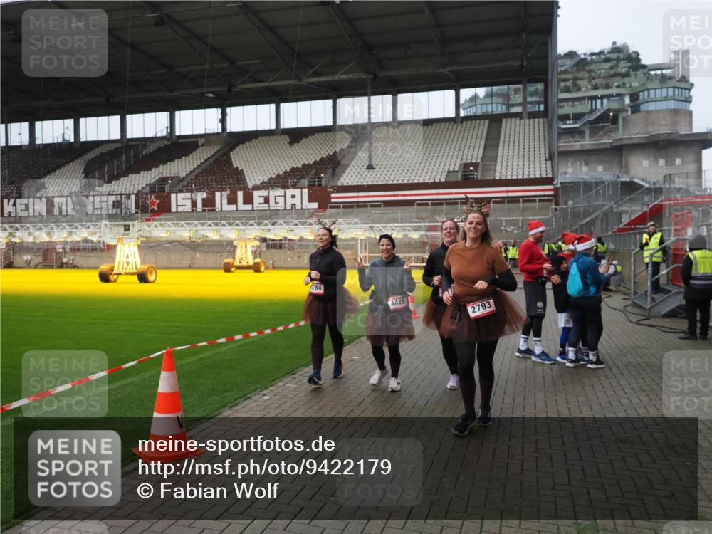07.12.2025 - St. Pauli X-Mass-Run No. 15 Fabian Wolf http://msf.ph/oto/9422179 07.12.2025 11:50:24 Ziel 1890, 2203, 2210, 2784, 2785, 2793, 2848, 2872, 2877, 3697, 4184, 4428 meine-sportfotos.de