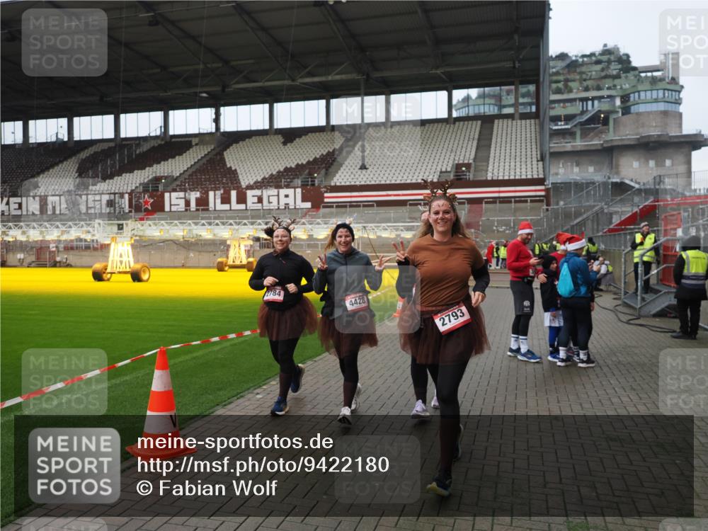 07.12.2025 - St. Pauli X-Mass-Run No. 15 Fabian Wolf http://msf.ph/oto/9422180 07.12.2025 11:50:24 Ziel 1890, 2203, 2210, 2784, 2785, 2793, 2848, 2872, 2877, 3697, 4184, 4428 meine-sportfotos.de