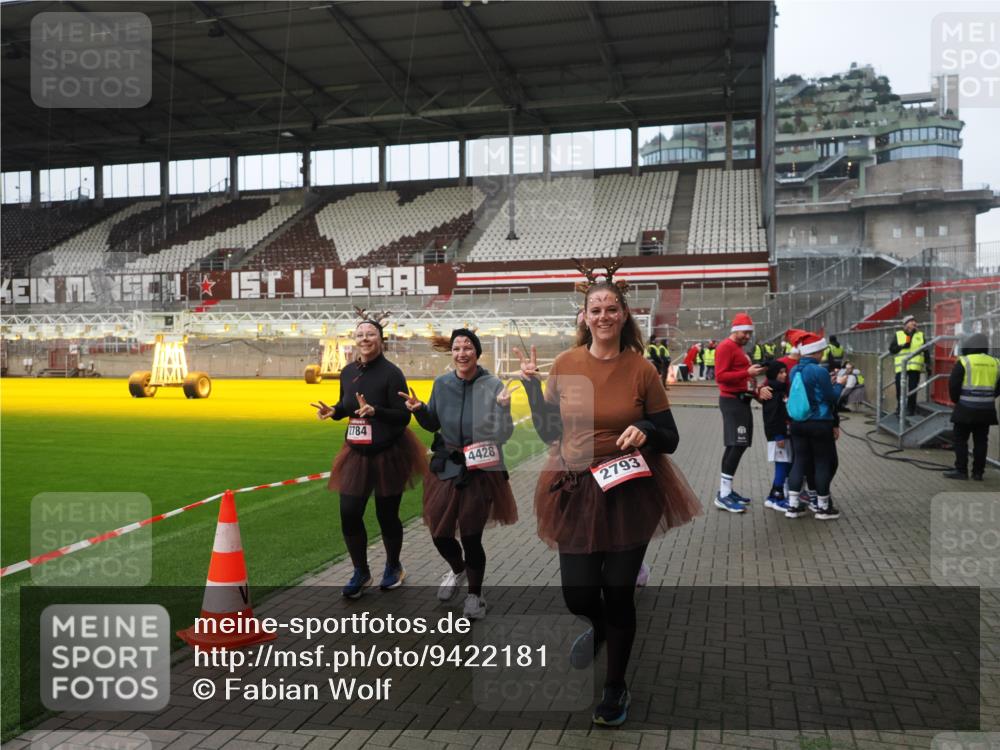 07.12.2025 - St. Pauli X-Mass-Run No. 15 Fabian Wolf http://msf.ph/oto/9422181 07.12.2025 11:50:24 Ziel 1890, 2203, 2210, 2784, 2785, 2793, 2848, 2872, 2877, 3697, 4184, 4428 meine-sportfotos.de
