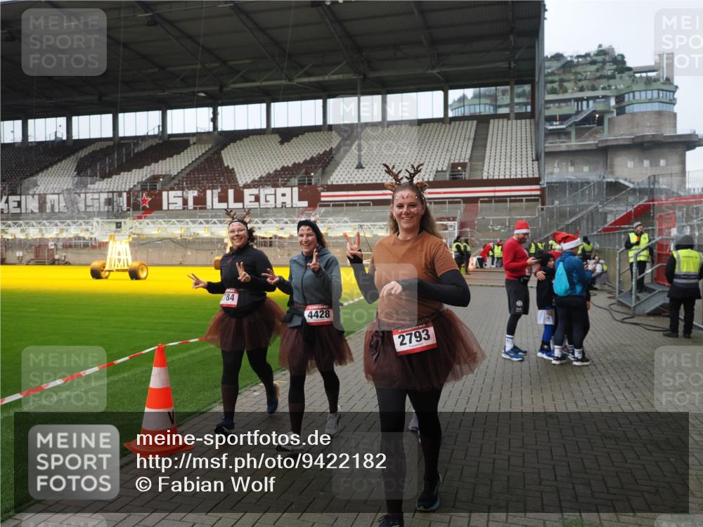 07.12.2025 - St. Pauli X-Mass-Run No. 15 Fabian Wolf http://msf.ph/oto/9422182 07.12.2025 11:50:24 Ziel 1890, 2203, 2210, 2784, 2785, 2793, 2848, 2872, 2877, 3697, 4184, 4428 meine-sportfotos.de