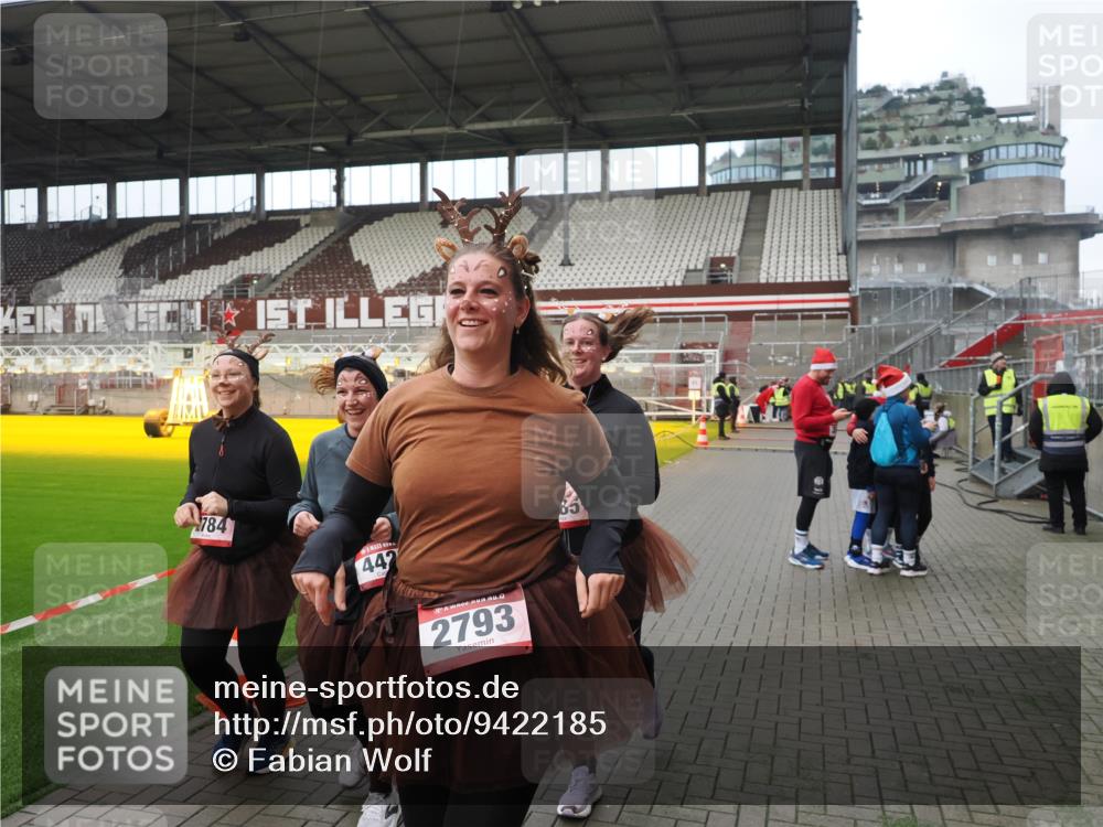 07.12.2025 - St. Pauli X-Mass-Run No. 15 Fabian Wolf http://msf.ph/oto/9422185 07.12.2025 11:50:25 Ziel 1890, 2203, 2210, 2784, 2785, 2793, 2848, 2877, 4184, 4428 meine-sportfotos.de