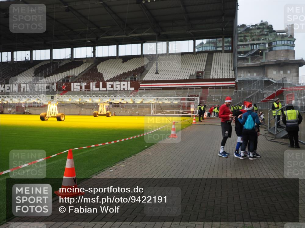 07.12.2025 - St. Pauli X-Mass-Run No. 15 Fabian Wolf http://msf.ph/oto/9422191 07.12.2025 11:50:26 Ziel 1890, 2203, 2210, 2784, 2785, 2793, 2848, 2877, 4184, 4428 meine-sportfotos.de