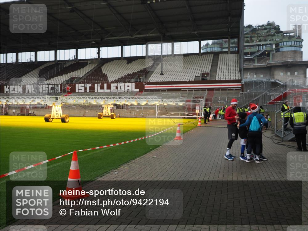 07.12.2025 - St. Pauli X-Mass-Run No. 15 Fabian Wolf http://msf.ph/oto/9422194 07.12.2025 11:50:27 Ziel 1890, 2203, 2210, 2784, 2785, 2793, 4184, 4428 meine-sportfotos.de