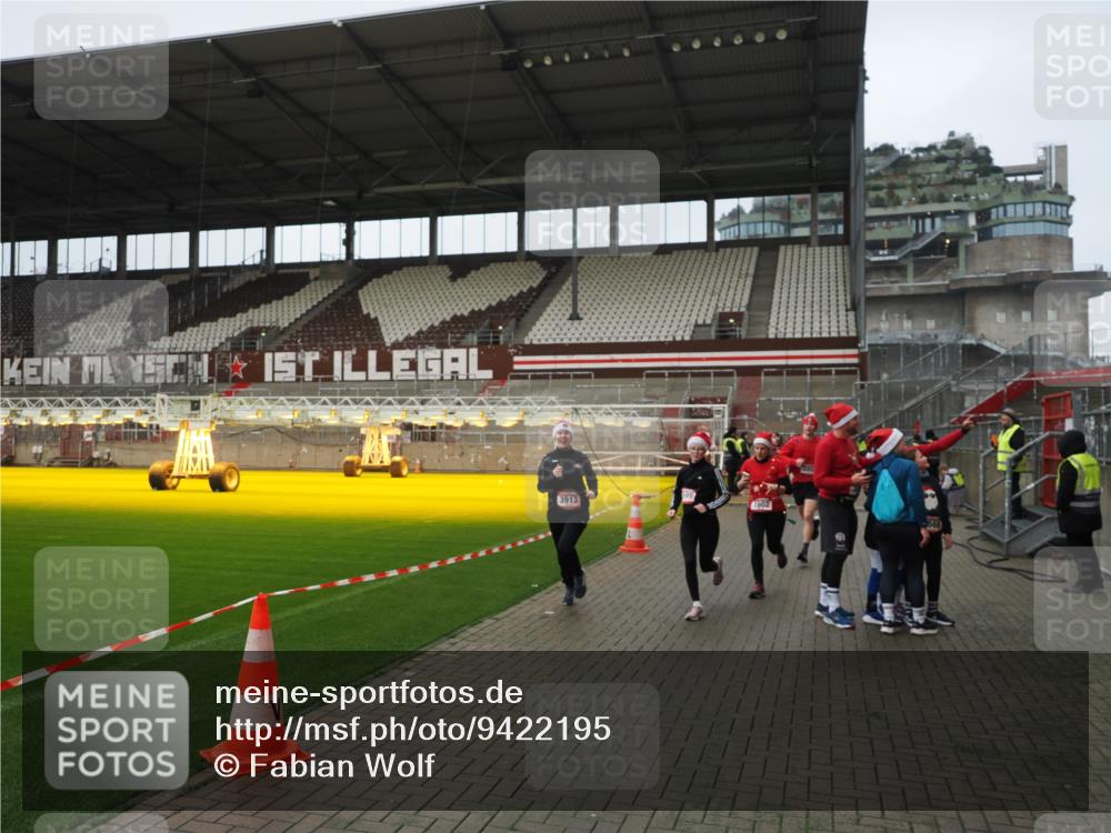 07.12.2025 - St. Pauli X-Mass-Run No. 15 Fabian Wolf http://msf.ph/oto/9422195 07.12.2025 11:50:40 Ziel 196, 206, 1599, 1602, 3913, 3958 meine-sportfotos.de