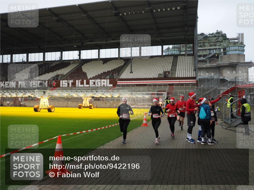 07.12.2025 - St. Pauli X-Mass-Run No. 15 Fabian Wolf http://msf.ph/oto/9422196 07.12.2025 11:50:40 Ziel 196, 206, 1599, 1602, 3913, 3958 meine-sportfotos.de