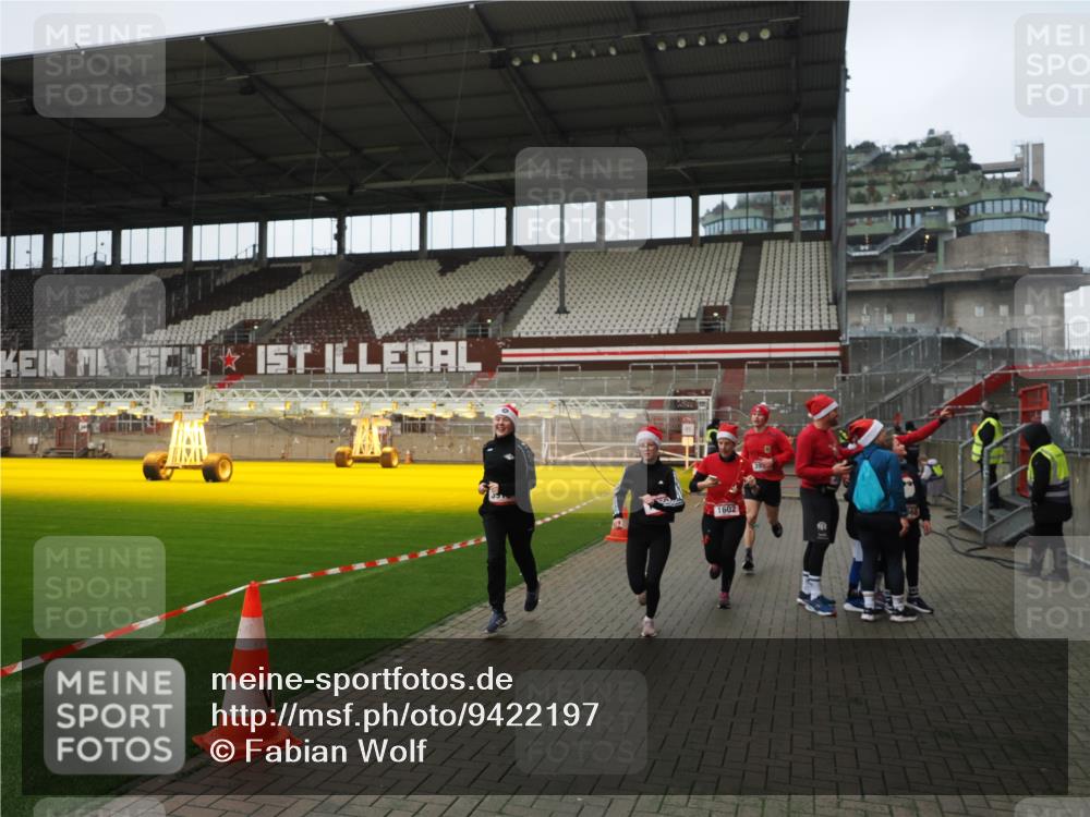 07.12.2025 - St. Pauli X-Mass-Run No. 15 Fabian Wolf http://msf.ph/oto/9422197 07.12.2025 11:50:40 Ziel 196, 206, 1599, 1602, 3913, 3958 meine-sportfotos.de