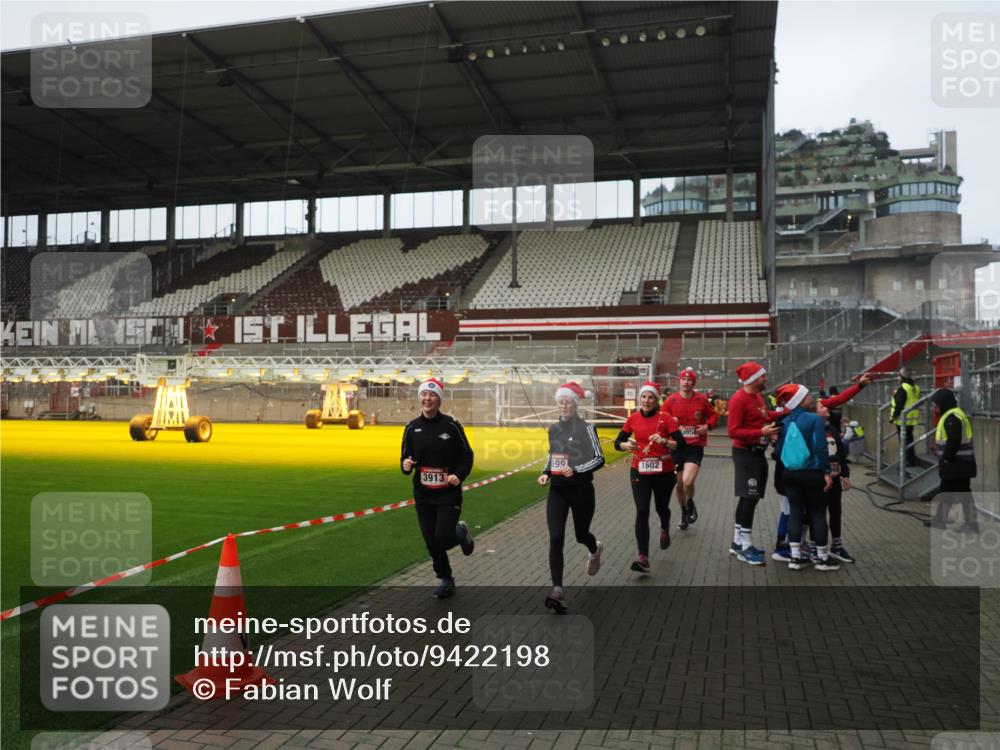 07.12.2025 - St. Pauli X-Mass-Run No. 15 Fabian Wolf http://msf.ph/oto/9422198 07.12.2025 11:50:40 Ziel 196, 206, 1599, 1602, 3913, 3958 meine-sportfotos.de