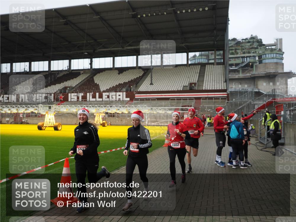 07.12.2025 - St. Pauli X-Mass-Run No. 15 Fabian Wolf http://msf.ph/oto/9422201 07.12.2025 11:50:41 Ziel 196, 206, 1599, 1602, 3913, 3958 meine-sportfotos.de