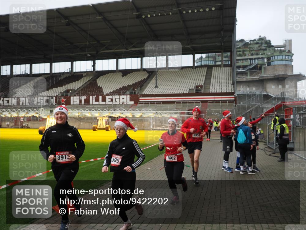 07.12.2025 - St. Pauli X-Mass-Run No. 15 Fabian Wolf http://msf.ph/oto/9422202 07.12.2025 11:50:41 Ziel 196, 206, 1599, 1602, 3913, 3958 meine-sportfotos.de