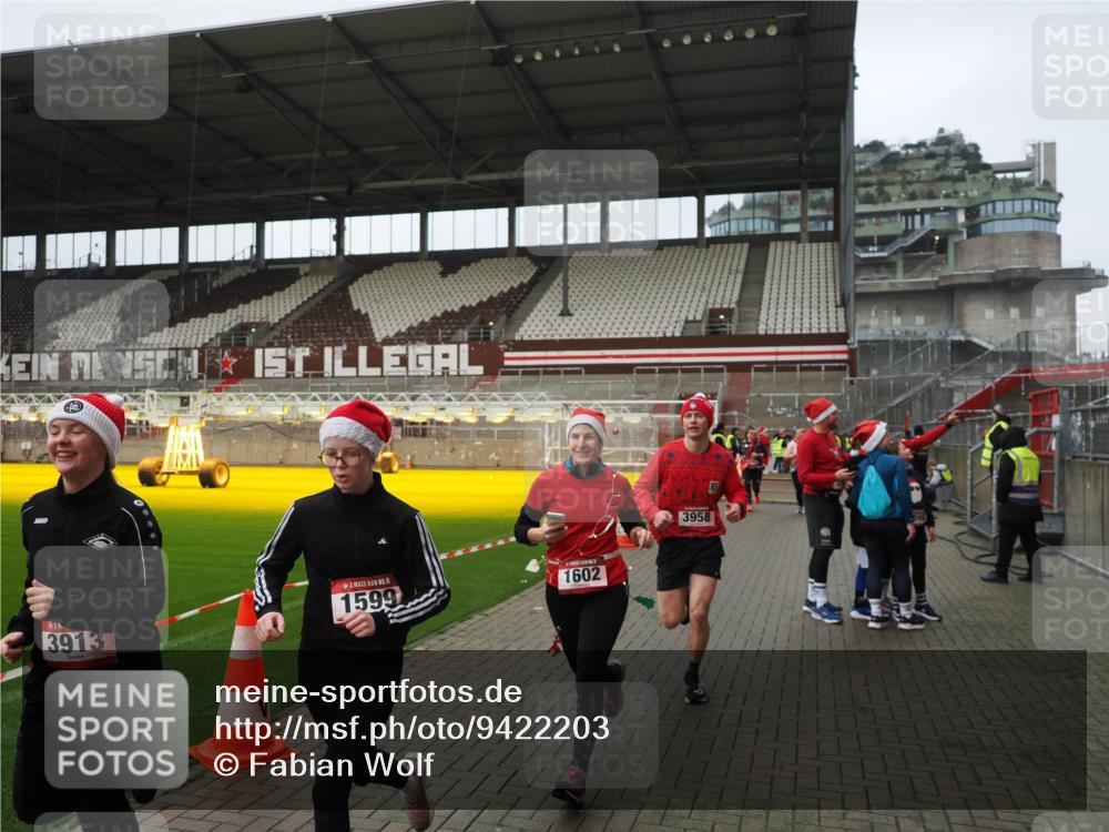 07.12.2025 - St. Pauli X-Mass-Run No. 15 Fabian Wolf http://msf.ph/oto/9422203 07.12.2025 11:50:41 Ziel 196, 206, 1599, 1602, 3913, 3958 meine-sportfotos.de