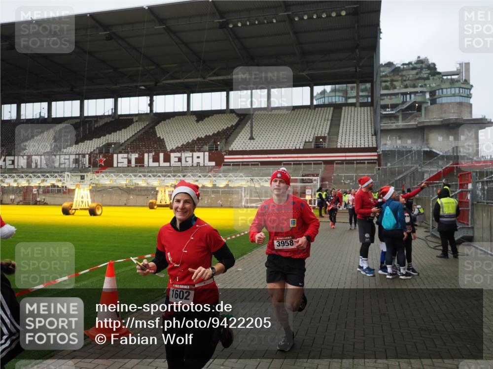 07.12.2025 - St. Pauli X-Mass-Run No. 15 Fabian Wolf http://msf.ph/oto/9422205 07.12.2025 11:50:42 Ziel 196, 206, 1599, 1602, 3639, 3913, 3958 meine-sportfotos.de