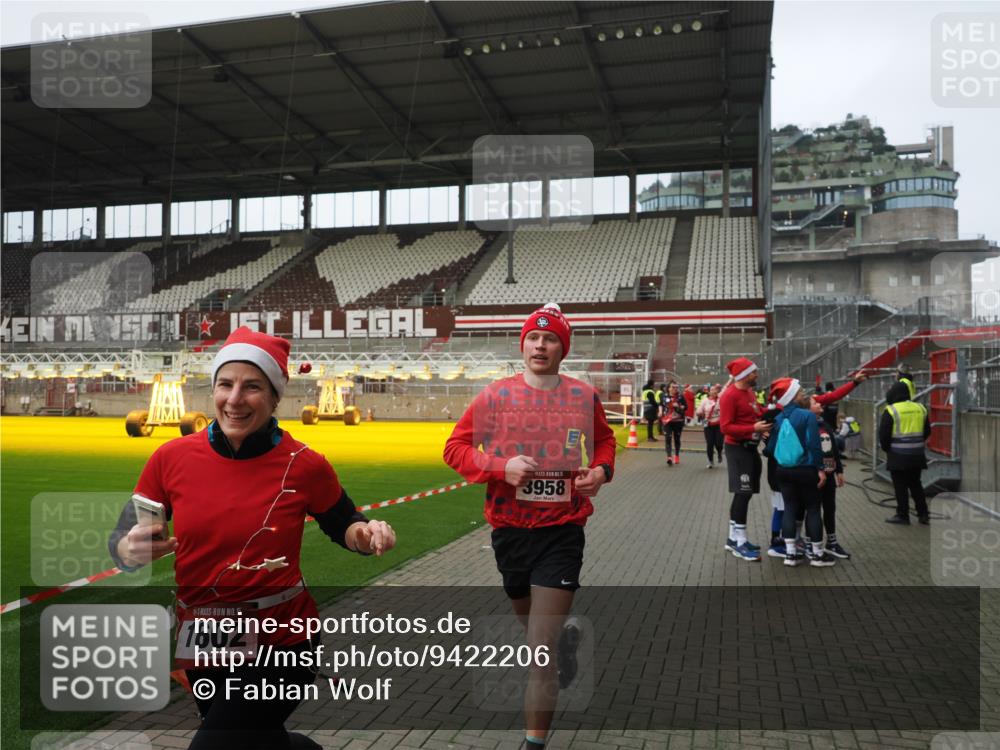 07.12.2025 - St. Pauli X-Mass-Run No. 15 Fabian Wolf http://msf.ph/oto/9422206 07.12.2025 11:50:42 Ziel 196, 206, 1599, 1602, 3639, 3913, 3958 meine-sportfotos.de
