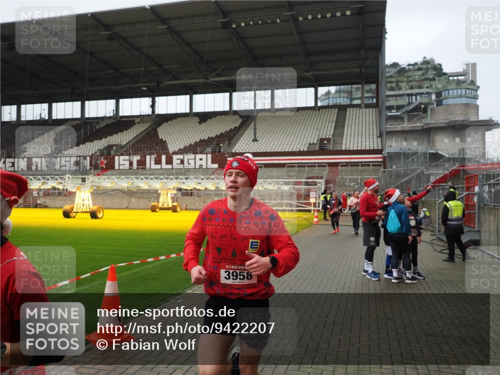 07.12.2025 - St. Pauli X-Mass-Run No. 15 Fabian Wolf http://msf.ph/oto/9422207 07.12.2025 11:50:42 Ziel 196, 206, 1599, 1602, 3639, 3913, 3958 meine-sportfotos.de