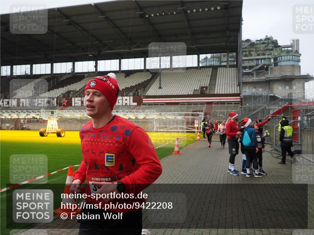 07.12.2025 - St. Pauli X-Mass-Run No. 15 Fabian Wolf http://msf.ph/oto/9422208 07.12.2025 11:50:42 Ziel 196, 206, 1599, 1602, 3639, 3913, 3958 meine-sportfotos.de