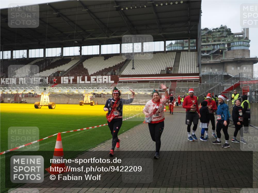 07.12.2025 - St. Pauli X-Mass-Run No. 15 Fabian Wolf http://msf.ph/oto/9422209 07.12.2025 11:50:47 Ziel 196, 206, 1599, 1602, 3639, 3913, 3958 meine-sportfotos.de