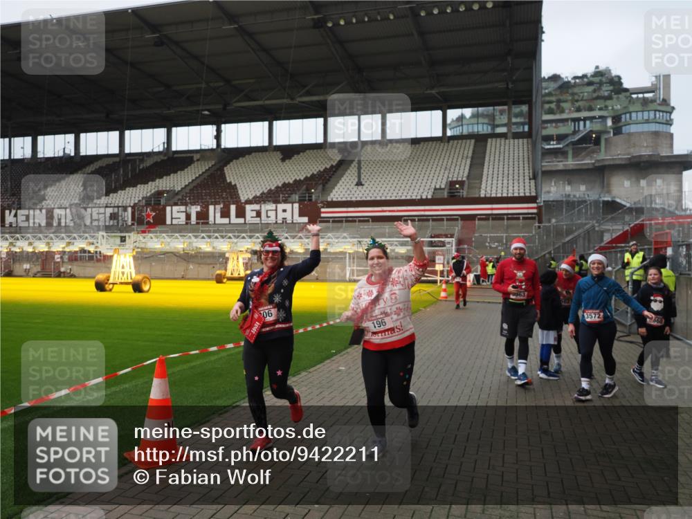 07.12.2025 - St. Pauli X-Mass-Run No. 15 Fabian Wolf http://msf.ph/oto/9422211 07.12.2025 11:50:47 Ziel 196, 206, 1599, 1602, 3639, 3913, 3958 meine-sportfotos.de