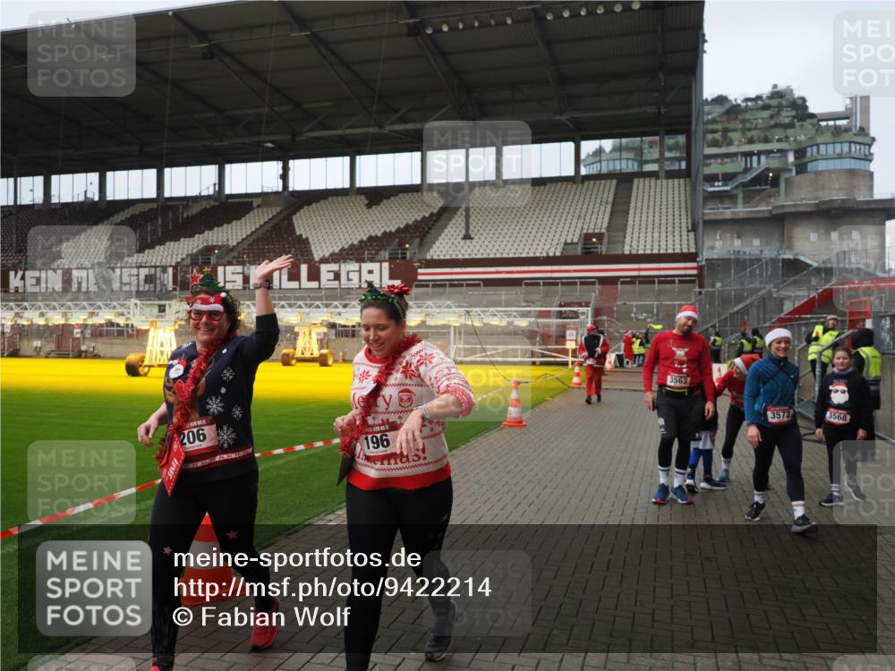 07.12.2025 - St. Pauli X-Mass-Run No. 15 Fabian Wolf http://msf.ph/oto/9422214 07.12.2025 11:50:48 Ziel 196, 206, 1599, 1602, 3639, 3913, 3958 meine-sportfotos.de