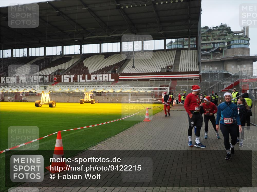 07.12.2025 - St. Pauli X-Mass-Run No. 15 Fabian Wolf http://msf.ph/oto/9422215 07.12.2025 11:50:48 Ziel 196, 206, 1599, 1602, 3639, 3913, 3958 meine-sportfotos.de