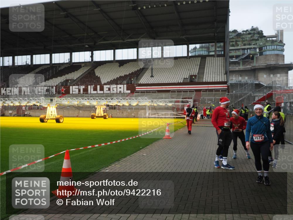 07.12.2025 - St. Pauli X-Mass-Run No. 15 Fabian Wolf http://msf.ph/oto/9422216 07.12.2025 11:50:49 Ziel 196, 206, 1599, 1602, 3639, 3913, 3958 meine-sportfotos.de
