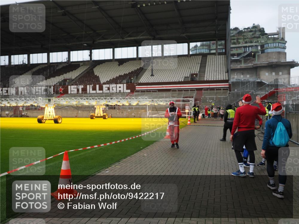 07.12.2025 - St. Pauli X-Mass-Run No. 15 Fabian Wolf http://msf.ph/oto/9422217 07.12.2025 11:50:51 Ziel 196, 206, 1599, 1602, 3639, 3913, 3958 meine-sportfotos.de