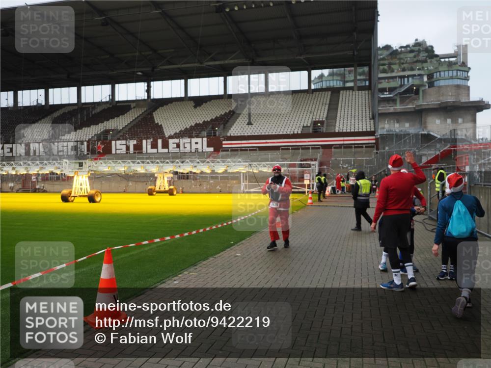 07.12.2025 - St. Pauli X-Mass-Run No. 15 Fabian Wolf http://msf.ph/oto/9422219 07.12.2025 11:50:52 Ziel 196, 206, 1599, 1602, 3639, 3913, 3958 meine-sportfotos.de