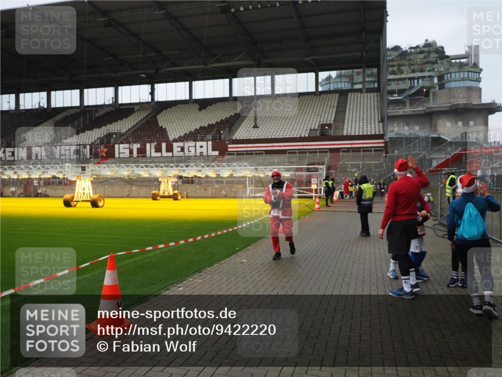 07.12.2025 - St. Pauli X-Mass-Run No. 15 Fabian Wolf http://msf.ph/oto/9422220 07.12.2025 11:50:52 Ziel 196, 206, 1599, 1602, 3639, 3913, 3958 meine-sportfotos.de