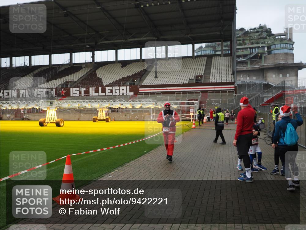 07.12.2025 - St. Pauli X-Mass-Run No. 15 Fabian Wolf http://msf.ph/oto/9422221 07.12.2025 11:50:52 Ziel 196, 206, 1599, 1602, 3639, 3913, 3958 meine-sportfotos.de