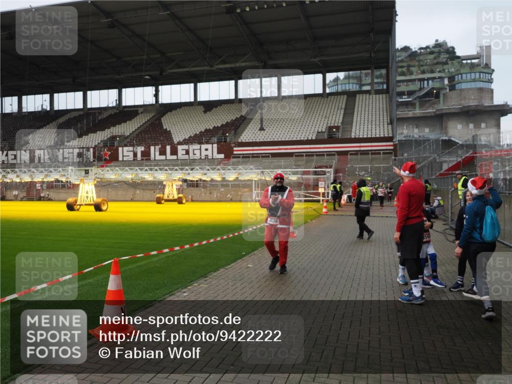07.12.2025 - St. Pauli X-Mass-Run No. 15 Fabian Wolf http://msf.ph/oto/9422222 07.12.2025 11:50:52 Ziel 196, 206, 1599, 1602, 3639, 3913, 3958 meine-sportfotos.de
