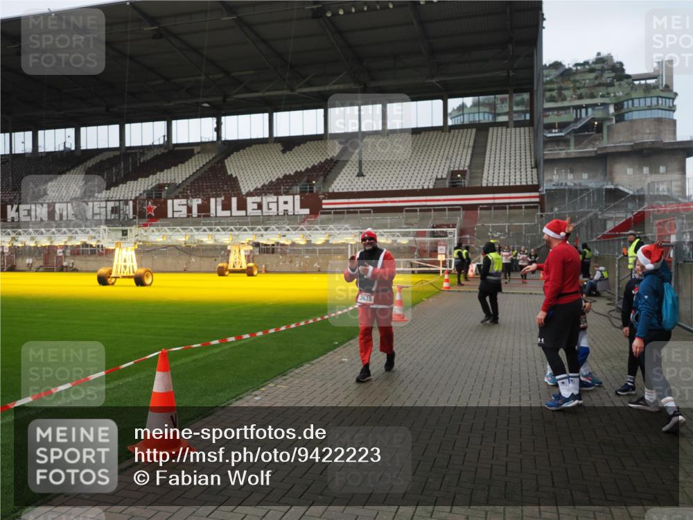 07.12.2025 - St. Pauli X-Mass-Run No. 15 Fabian Wolf http://msf.ph/oto/9422223 07.12.2025 11:50:53 Ziel 196, 206, 995, 996, 1599, 1602, 3639, 3913, 3958 meine-sportfotos.de