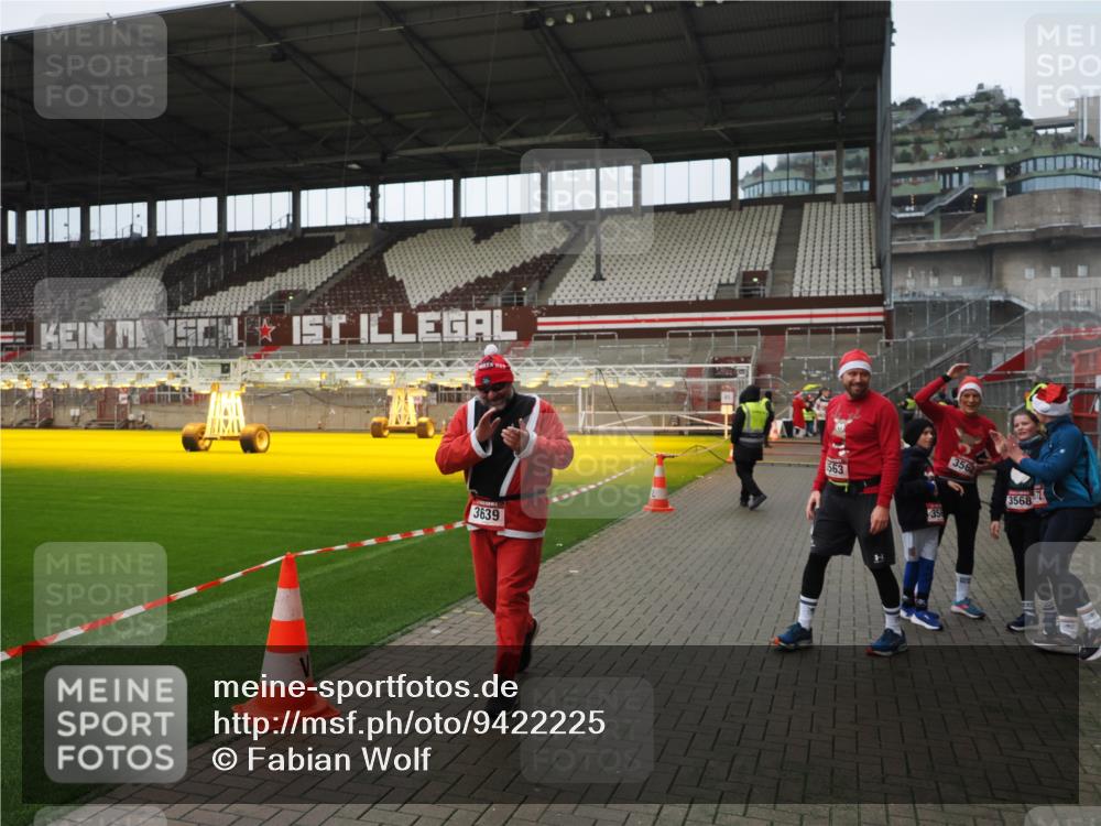 07.12.2025 - St. Pauli X-Mass-Run No. 15 Fabian Wolf http://msf.ph/oto/9422225 07.12.2025 11:50:54 Ziel 196, 206, 995, 996, 1599, 1602, 3639, 3913, 3958 meine-sportfotos.de