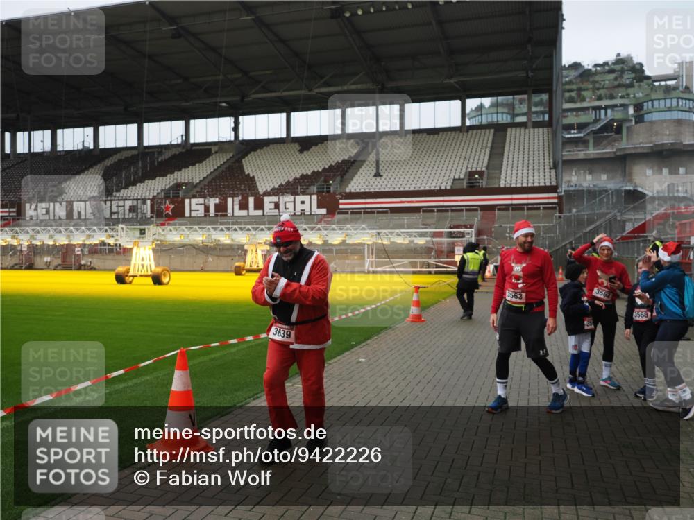 07.12.2025 - St. Pauli X-Mass-Run No. 15 Fabian Wolf http://msf.ph/oto/9422226 07.12.2025 11:50:54 Ziel 196, 206, 995, 996, 1599, 1602, 3639, 3913, 3958 meine-sportfotos.de